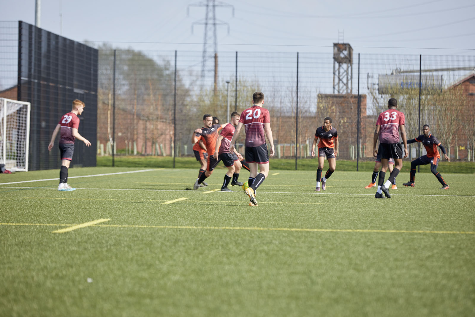 Partido de fútbol universitario en el campo de césped artificial de Northampton