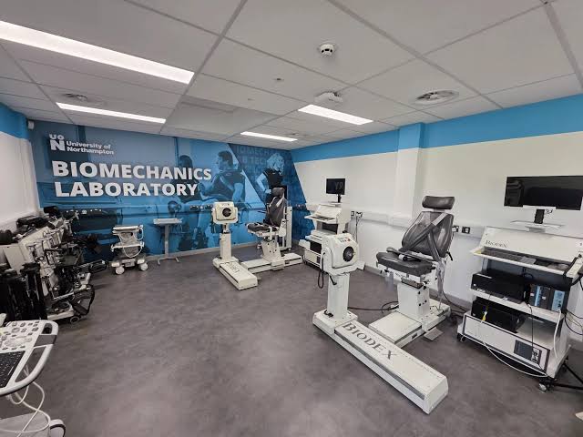 Sala de ciencia deportiva y readaptación con equipamiento de análisis